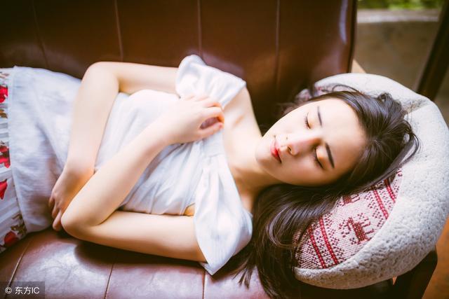 小说：其他人读大学花很多钱，小伙赚了大钱，还回来给老家修路