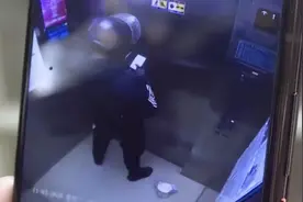 太辣眼！一外卖小哥在电梯里小便，顾客的餐盒就放在脚边图片