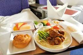 又可以上天吃饭了，多家航空公司恢复国内航线热餐供应图片