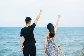 上海36岁离异女爱上22岁外地男生，带娃嫁给他，网友：不看好图片