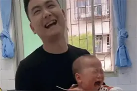 “最惨宝宝”火了，打预防针哭得撕心裂肺，爸爸乐得合不拢嘴图片