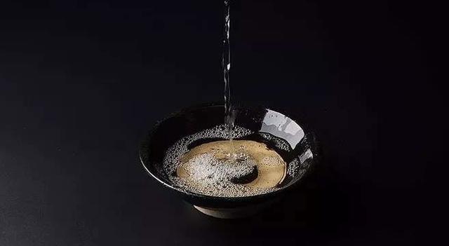 白酒芬芳秘诀：调酒师手里的“秘制调味品”