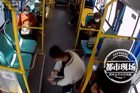 公交车上老人大小便失禁，女子默默地做了这件事图片