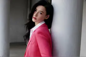 张柏芝晒美图写真，一身桃红色西服靓丽时髦，完美诠释深秋氛围感图片