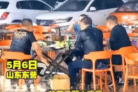 山东东营：4男子雨中喝酒，雨越大越喝，拍摄者：一开始8个人图片