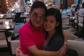 女大不用避父？16岁女儿和爸爸当众亲吻，网友：辣眼睛图片