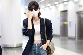 唐艺昕真的很自信，就算生过孩子了，穿露脐装也没有妊娠纹图片