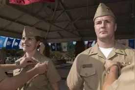 任何一艘美航母上，为何都必须带足大量女兵？她们在航母上干什么图片