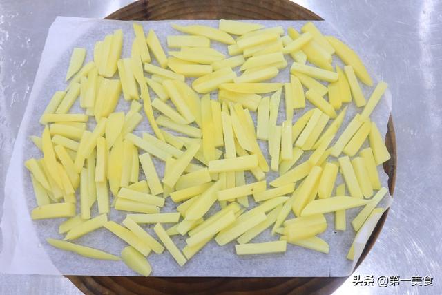 厨师长分享家庭版炸土豆条做法，外酥里软很讲究，比店里卖得好