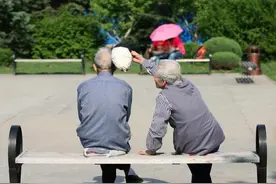 人老了，老伴先走一步，你在这三件事上，别犯糊涂图片