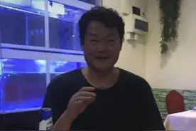 61岁港星定居内地，投资两百万开店，与小18岁娇妻结婚15年无子图片