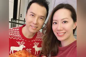 甄子丹妻子40岁生日，吴君如携老母现身派对，母女长相如复制粘贴图片