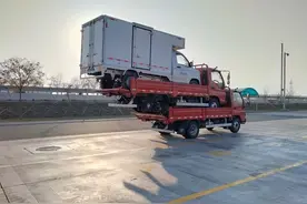 【违法曝光】高速公路惊现货车叠罗汉！一辆、两辆、三辆……图片