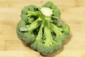 西兰花最有营养的做法，加上它简单一炒，每次都吃不够，开胃解馋图片