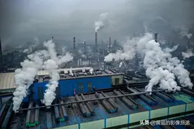 航拍广西柳州钢铁生产基地 烟尘滚滚如“云中之城”图片