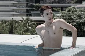 张艺兴泳池照曝光！身材紧实无赘肉，上身肌肉线条诱人图片