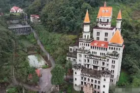 实拍：重庆山上烂尾城堡，曾耗资上亿建造，如今阴森森的图片