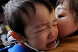 为什么孩子被父母吼了，还哭着要“抱抱”，知道原因就别吼孩子了图片