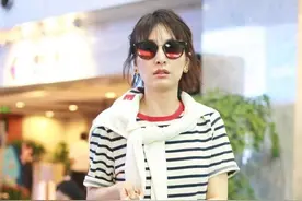 吴昕把“复古风”穿火了，条纹T恤配针织衫围巾走机场，洋气爆了图片