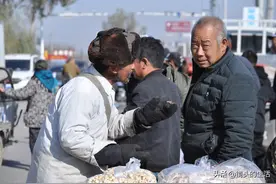 六旬光棍儿大爷，为初恋保留“童子身”，一身白孝衣表达真爱图片