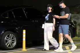 陈乔恩与男友深夜逛街，两人牵手漫步好惬意，像极了老夫老妻图片