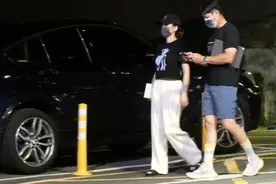 陈乔恩与男友深夜逛街，两人牵手漫步好惬意，像极了老夫老妻图片
