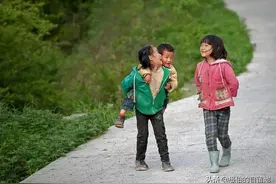 父母接连生了五个女儿，在村里受尽了白眼，几乎抬不起头来图片
