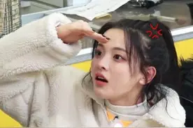 杨超越闻袜子被群嘲：“仙女”的脚就不会臭吗？图片