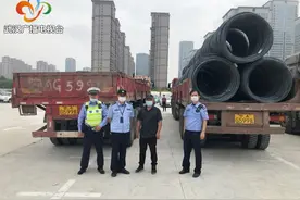 2辆挂车共用一副车牌，还双双违法！面对交警司机却都说不知情……图片