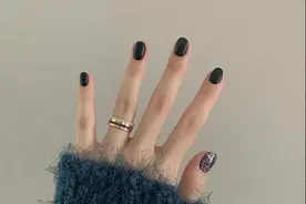 常见的美甲款式，黑色独特，猫眼高贵，渐变精致，这一款最自然图片