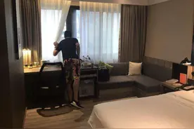 入住酒店后，能不能偷偷带一个人进去？前台美女给出专业的解答图片