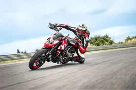 杜卡迪发布新款Hypermotard 950 RVE版，标配快速换挡图片