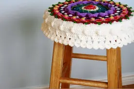 迷人的曼陀罗花手工钩织坐垫（椅子上的曼陀罗）图片