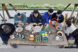 张艺兴跟彭昱畅吃早餐，一碗米粉剩下大半碗，网友：浪费粮食图片