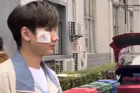 汪苏泷摔倒颧骨肿起，晒自拍不让笑，网友却说另一边脸也该摔图片