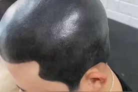 瞒着老婆剃光头 老公去刺青店纹“平头”？图片