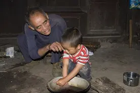 六旬老汉深山隐居，“老来得孙”无半点血缘关系，共享二人世界图片