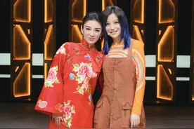 看赵薇黄奕同台，真是感慨万千，年轻网友都不知道她俩的恩怨了吧图片