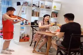 最“坑娃”父母火了，爸妈吃浪漫晚餐，强迫儿子“卖艺”拉小提琴图片