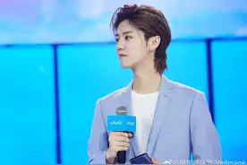 鹿晗穿一身蓝色西装帅气优雅，男友风满满图片