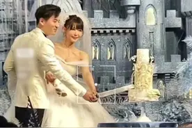 34岁男星被曝刚结婚就当爸！婚礼现场曝光，新娘穿抹胸婚纱颜值高图片