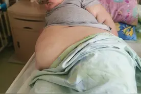 惊呆了！9岁小姑娘体重200斤，一次喝14罐饮料！还吞下妹妹的橡胶奶嘴！图片