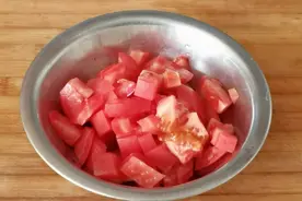 西红柿烧豆腐，味道鲜香爽滑，配米饭面条很合适，家常菜的新口味图片