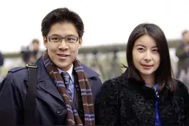 郭晶晶携子女出席活动，与霍启刚前女友同框不尴尬，气质不输对方图片