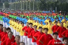 2014年济南千名大妈的广场舞 场面震撼图片