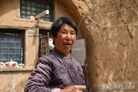 75岁哑巴大妈用核桃苹果招待客人，走时留下50元，看她急成啥样子图片