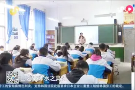 白天上课，晚上打止痛针，身患颈椎病的她坚持到学生中考才做手术视频封面