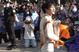 周深重庆出席活动，请现场所有粉丝喝奶茶，粉丝直呼好幸福图片