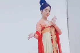 央视主持人李思思晒古装扮相，白肤细腰好动人，网友直呼美过嫦娥图片