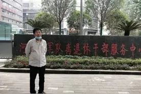 为自己代言的郭希宽，力证自己军人身份，细心的网友看出“破绽”图片